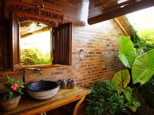 Watukarung的住宿－Batu Hill Villa，浴室设有水槽、镜子和植物