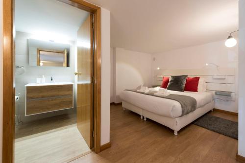 Porto Getaway Duplex - Free Parking by LovelyStay