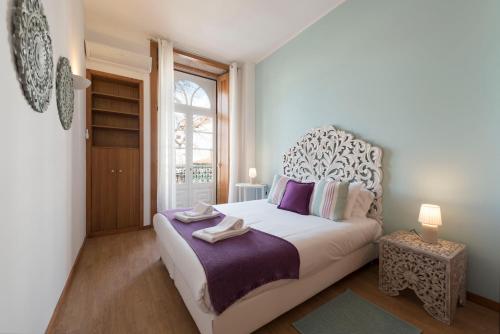 - une chambre avec un lit et une fenêtre dans l'établissement LovelyStay - The Porto Getaway Duplex - Free Parking, à Porto