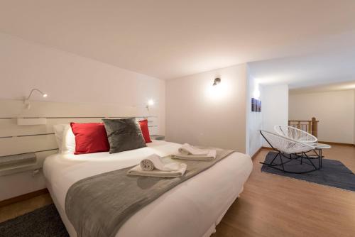 Porto Getaway Duplex - Free Parking by LovelyStay