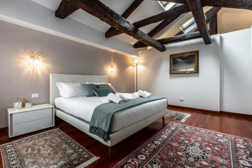 A bed or beds in a room at San Pantalon Luxury Penthouse R&R