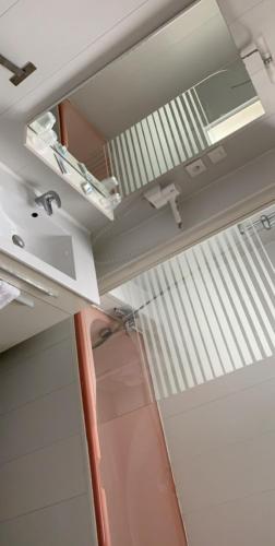 La salle de bains est pourvue d'une douche. dans l'établissement Hôtel restaurant les Templiers, à Montbard