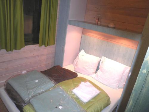 a bed in a room with at Chalet Confort Aloya in Ranspach