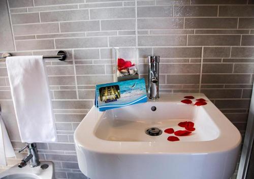 Koupelna v ubytování Miramare Inn Hotel