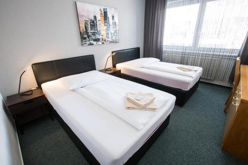 Tempat tidur dalam kamar di A-Sport Hotel