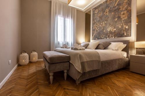 A bed or beds in a room at Charming Apartment on the Grand Canal R&R