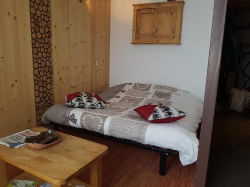 - une petite chambre avec un lit et une table dans l'établissement 3 Vallées Appartement Mina, aux Menuires