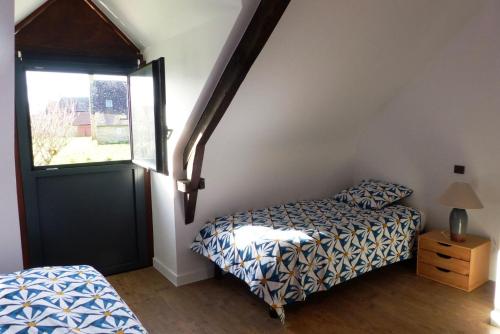 a bedroom with a bed and a window and a door at Baden - Maison 4 personnes avec jardin et vue sur mer in Baden