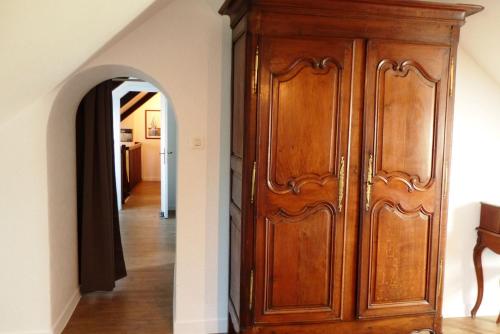 a large wooden cabinet in a room with a hallway at Baden - Maison 4 personnes avec jardin et vue sur mer in Baden