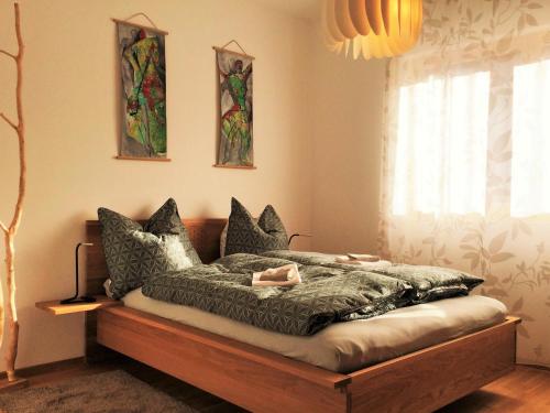 Schlafzimmer mit einem Bett und einem Fenster in der Unterkunft Bio-Ferienhaus Newergarten in Wadern
