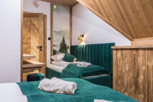 Góralska Dolina Jacuzzi & Saunaにあるベッド