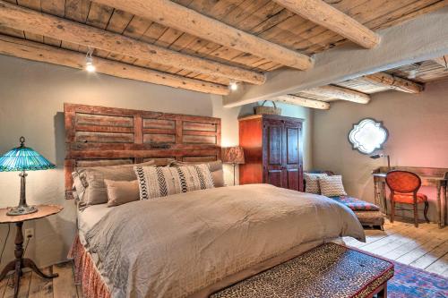 A bed or beds in a room at Chic Adobe-Style Bungalow in Historic Santa Fe!
