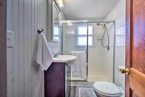La salle de bains est pourvue d'un lavabo, de toilettes et d'une douche. dans l'établissement Quiet Family Home - 12 Miles to Pomona State Park!, à Osage City