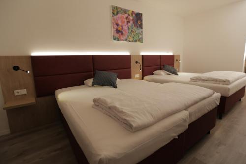 2 Betten in einem Hotelzimmer mit in der Unterkunft Galeria Airport Hotel in Mörfelden-Walldorf