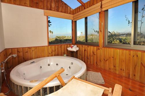 Ванна кімната в איתן בקתות עץ Eitan Wood Cabins Resort