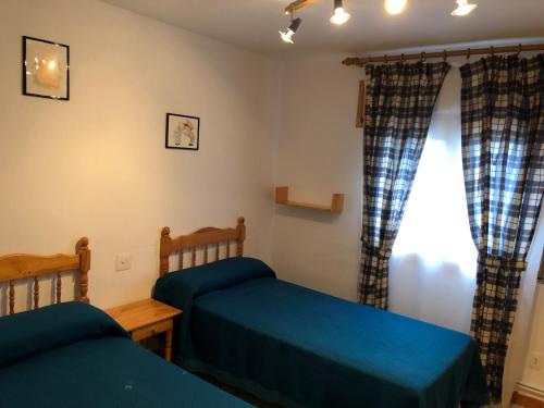 Rúm í herbergi á APARTAMENT NORAY 2B BARRUERA 6P