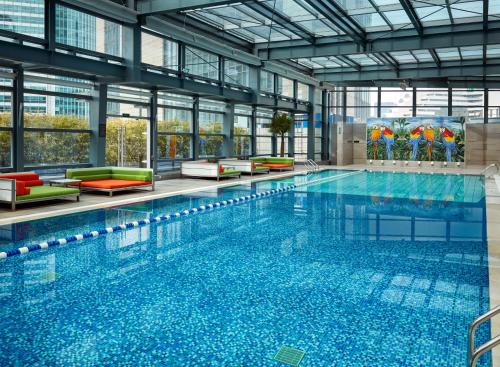 The swimming pool at or close to InterContinental Shanghai Jing' An, an IHG Hotel