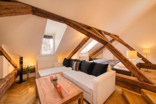 ein Wohnzimmer mit einem weißen Sofa und einem Bett in der Unterkunft Old Town Square Premium Residence in Prag