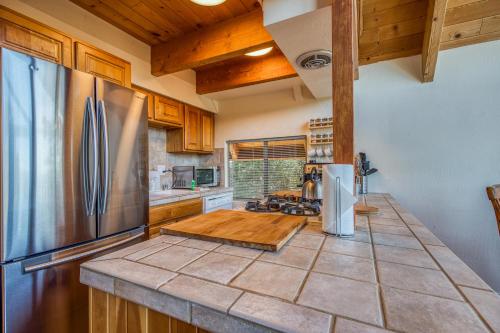 Private Hilltop Retreat – Photos 2