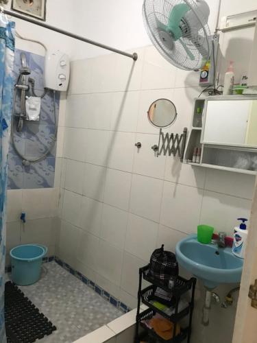 a bathroom with a shower and a sink and a fan at Maria's House nearby Victory Town Center in Kay Riapay