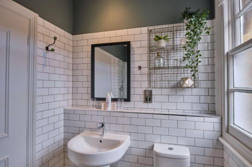 A bathroom at The Bulls Head Hotel 