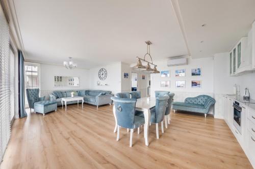 a kitchen and living room with a table and chairs at Klifowa Rewal, Sun & Snow in Rewal