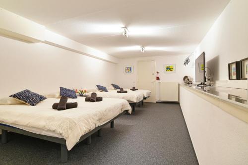 fila de camas en una habitación en Leidseplein-Amsterdam Centre en Ámsterdam