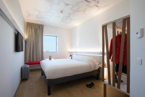 A bed or beds in a room at Ibis Abdelmoumen Casa Centre