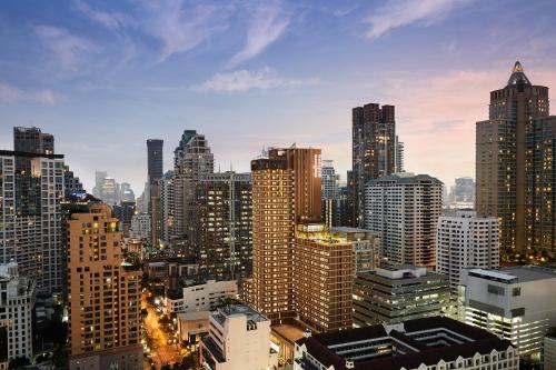 曼谷的住宿－曼谷新浩中央酒店 - an IHG Hotel，享有城市天际线和高楼的景色