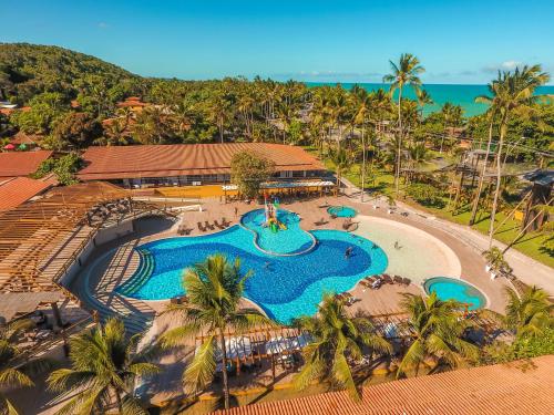 uma vista aérea de uma piscina de resort com palmeiras em Porto Seguro Praia Resort - All Inclusive em Porto Seguro