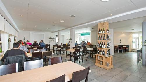 Restaurace v ubytování Hotel Sportcenter Fünf Dörfer AG