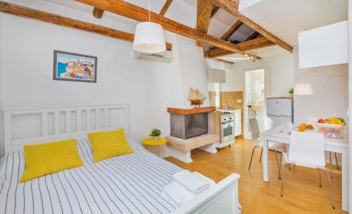 City Walls Studio Apartments by Irundo