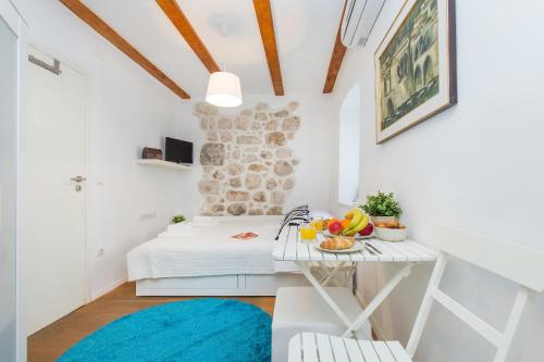 City Walls Studio Apartments by Irundo