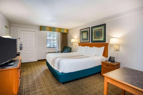 Postel nebo postele na pokoji v ubytování La Quinta Inn by Wyndham Tallahassee North