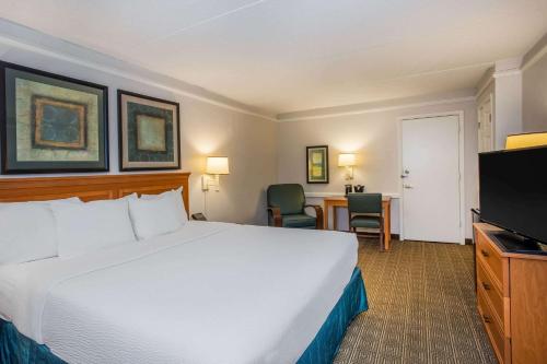 TV a/nebo společenská místnost v ubytování La Quinta Inn by Wyndham Tallahassee North