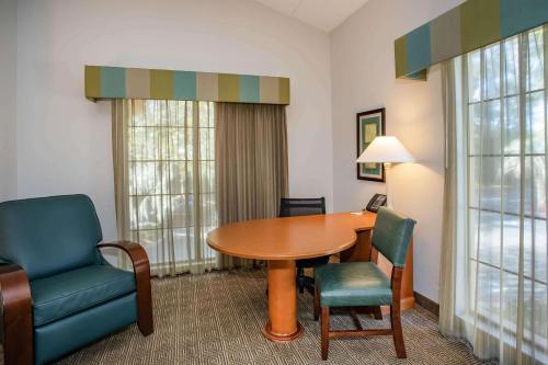 Posezení v ubytování La Quinta Inn by Wyndham Tallahassee North