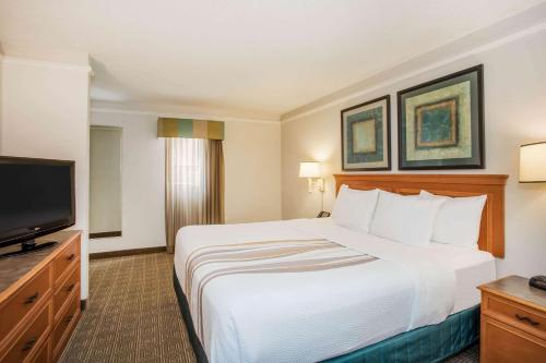 Postel nebo postele na pokoji v ubytování La Quinta Inn by Wyndham Tallahassee North