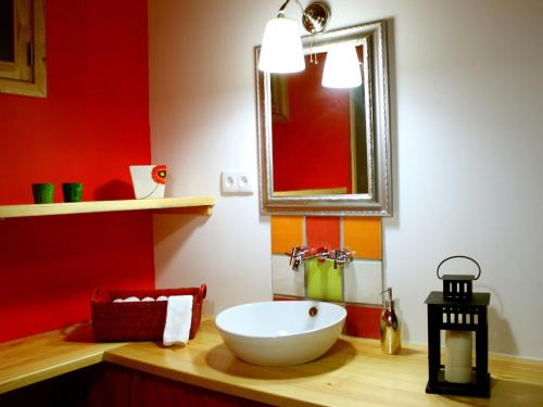 een badkamer met een wastafel en een spiegel bij Casa Aigra in Góis