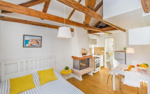 City Walls Studio Apartments by Irundo