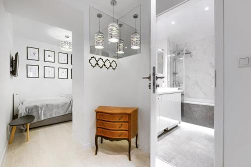 La salle de bains est pourvue d'un lavabo. dans l'établissement Apartament 200 Apartamenty No.1 Ogród, parking w Centrum, à Szczecin