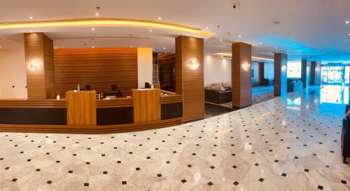 eine Lobby eines Hotels mit einer Rezeption in der Unterkunft Doolve Hotel Al Khobar in Khobar