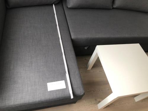 a box sitting on the floor next to a table at Asiatisches Landhaus in Braunsbedra