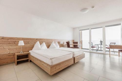 een slaapkamer met een groot bed en een tafel bij Aparthotel Wiggertal - Self Check-in in Dagmersellen