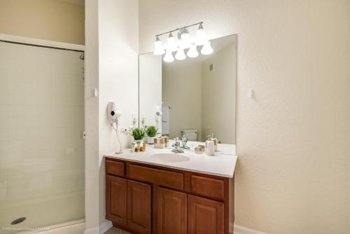 Ένα μπάνιο στο Cozy Condo wPrivate Balcony & FREE Resort Access