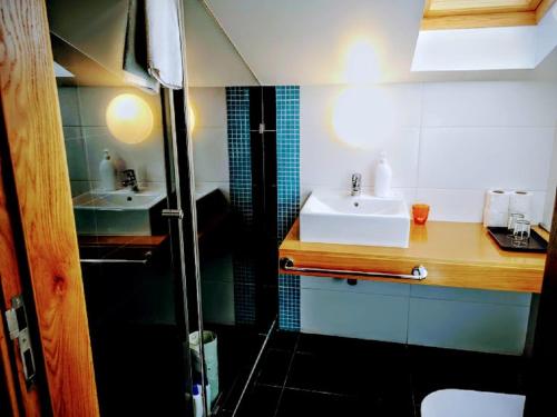 un piccolo bagno con lavandino e doccia di Casa dos Avós Apartments a Funchal