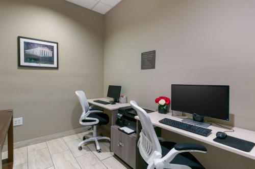 Televisyen dan/atau pusat hiburan di Comfort Inn Downtown Nashville - Music City Center