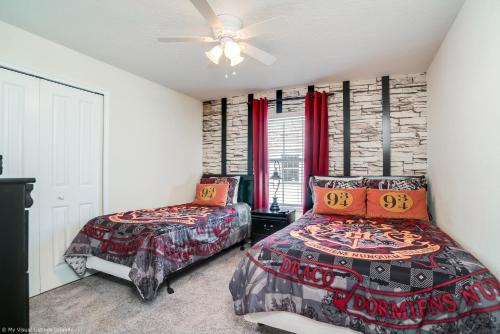 1 dormitorio con 2 camas y ventilador de techo en Stunning Lakeview Townhome w Private Pool, en Kissimmee