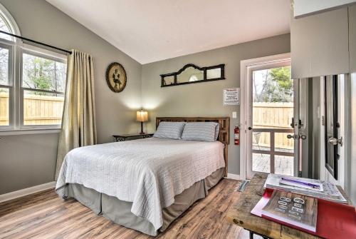 Cama o camas de una habitación en Studio with Patio - Walk to Hikes, Sights and Bites