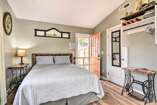 Cama o camas de una habitación en Studio with Patio - Walk to Hikes, Sights and Bites