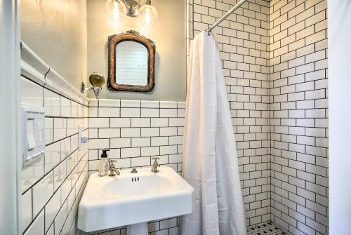 La salle de bains blanche est pourvue d'un lavabo et d'un miroir. dans l'établissement Studio with Patio - Walk to Hikes, Sights and Bites, à Aberdeen